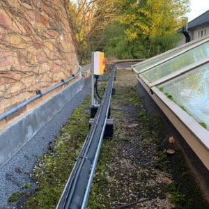 Cable tray on flat roof