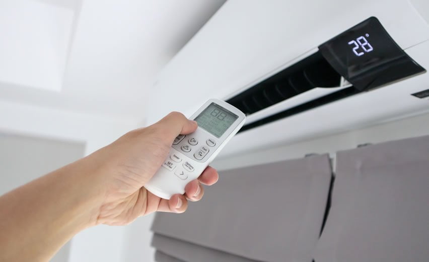 Air conditioner that clearance heats and cools